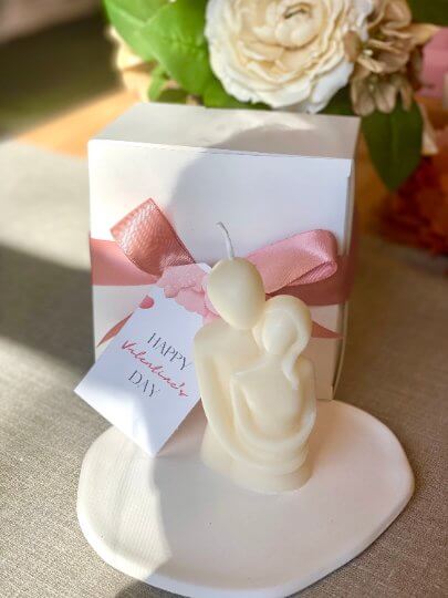 Cuddling Couple Candle — Romantic Sculptural Soy Wax