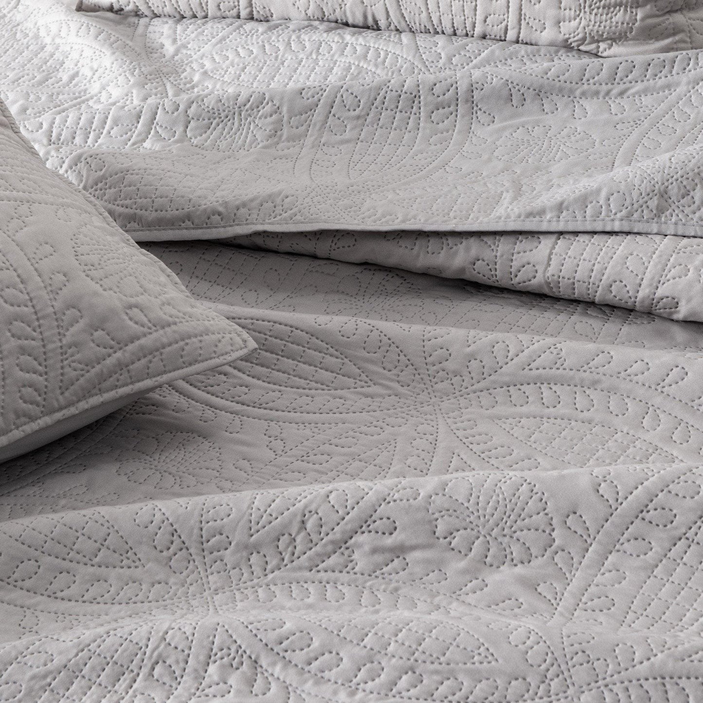 Oversized Medallion Quilt Set