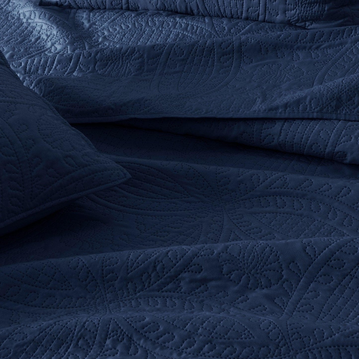 Oversized Medallion Quilt Set